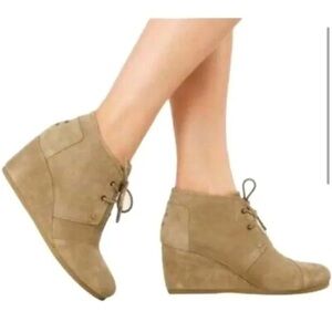 TOMS Women's Size 8 Beige Tan Taupe Kala Suede Ankle Lace Up Wedge Booties